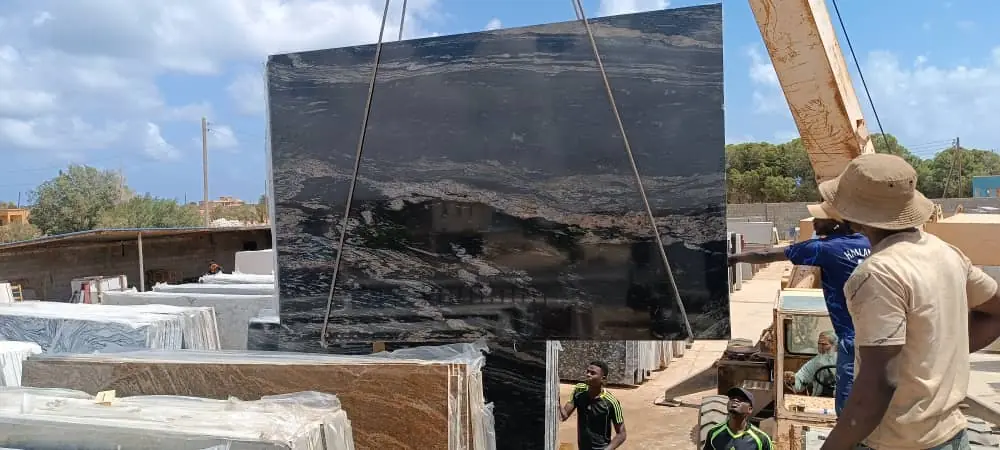 لوح داكن على شاحنة عند المغيب