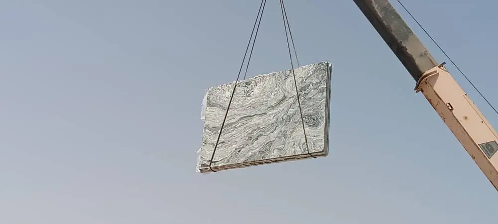 رافعة ترفع لوحًا فاتحًا