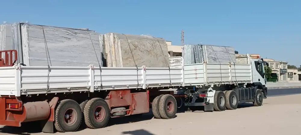 شاحنتان محمّلتان بالألواح